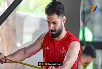 دو پرسپولیسی مقابل درب خروج باشگاه
