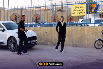 ورود خاص رامین رضاییان؛ ستاره استقلال با ماشین شخصی به ورزشگاه شهرقدس آمد