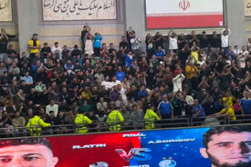 تشویق رسول خادم در فینال لیگ برتر کشتی آزاد